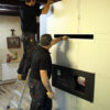 Installation foyer pour cheminée Invicta dans un coffrage