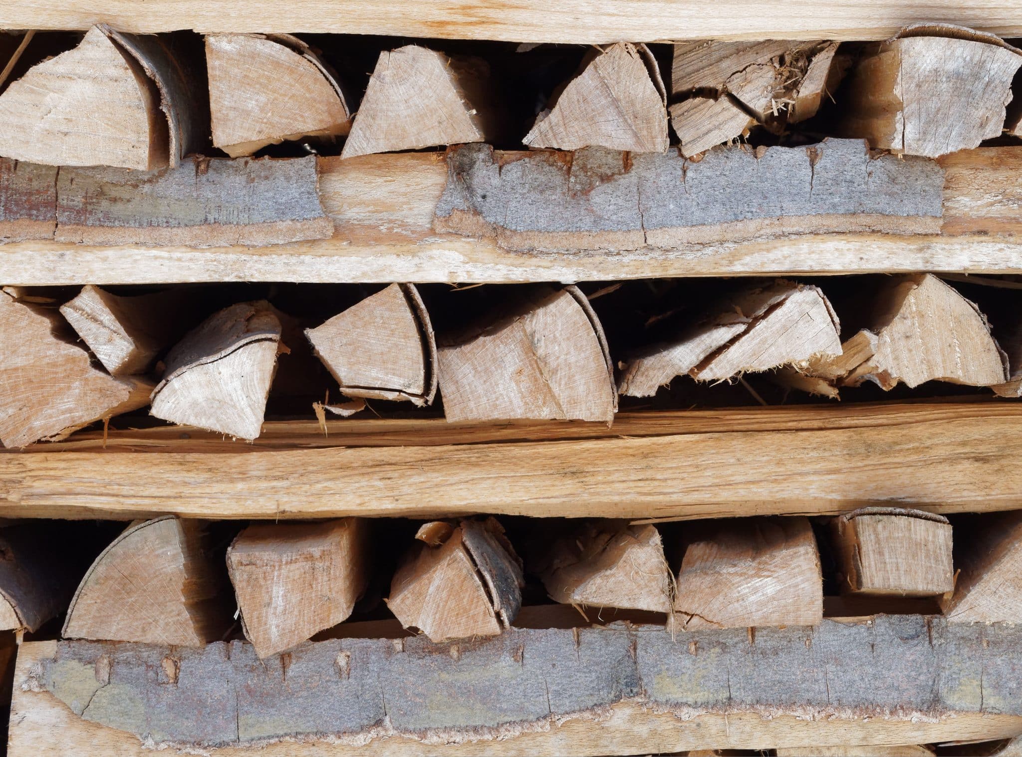Chauffage efficace : bien stocker les bûches et utiliser du bois sec.